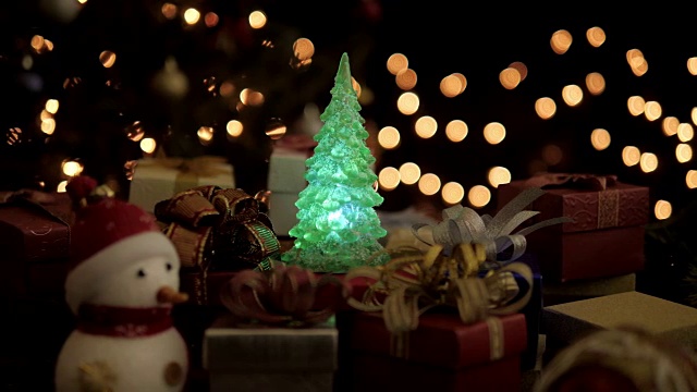 圣诞礼盒及用散景灯装饰的圣诞装饰品视频素材