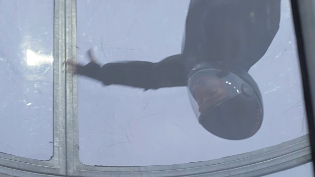 专业跳伞运动员在风洞飞行。用降落伞练习跳跃视频素材