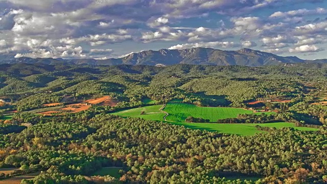 鸟瞰比利牛斯山脉，加泰罗尼亚，西班牙视频下载
