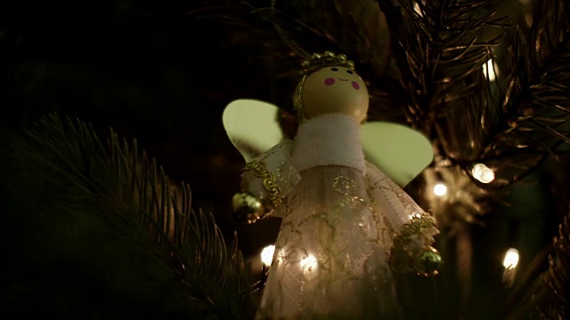 圣诞树上挂着女角花环视频素材