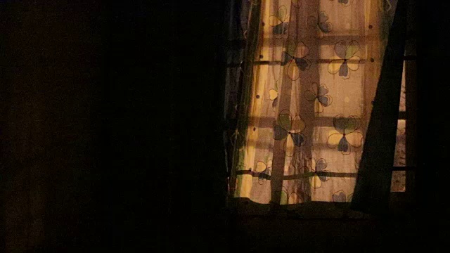 黑暗房间的百叶窗靠近窗户。视频下载