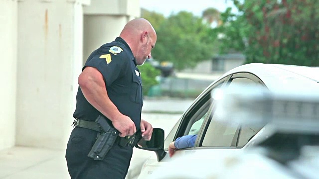 一名警察让司机靠边停车视频下载