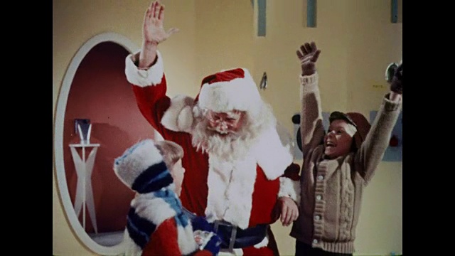 圣诞老人和两个孩子宣布他们离开地球了视频下载