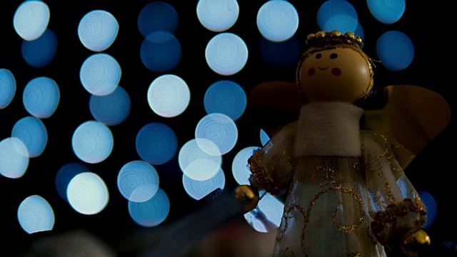 角圣诞装饰用蓝色的散景灯环视频素材