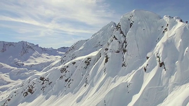 滑雪者从山顶滑雪的航拍照片。视频素材