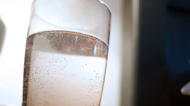 床头柜上的旧玻璃杯里的水正在冒着陈腐的泡沫视频下载