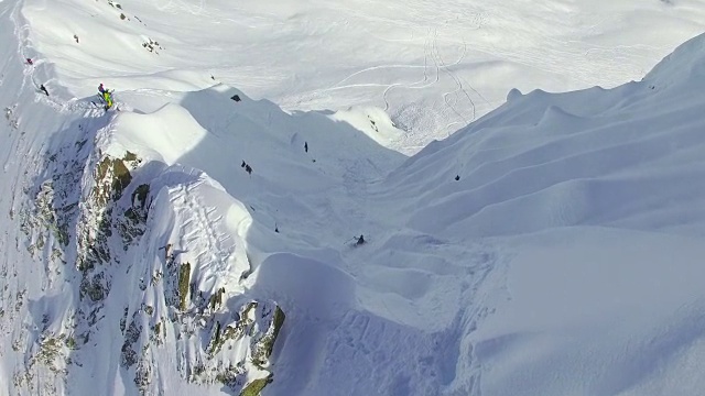 滑雪者从山顶滑雪的航拍照片。视频素材