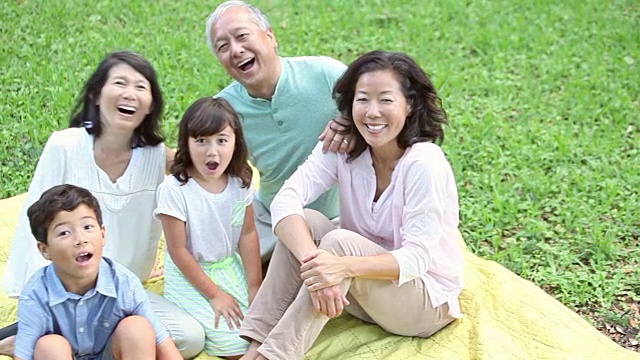 几代同堂的日本家庭在户外视频素材