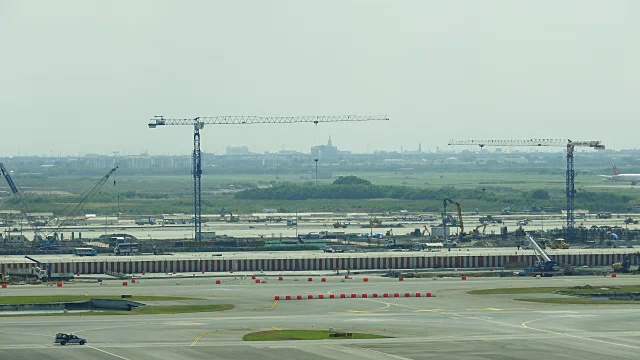 在机场使用起重机在大型建筑工地工作的时间间隔。视频下载