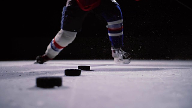 职业冰球运动员在冰上赛场上射门。特写镜头。慢动作视频素材