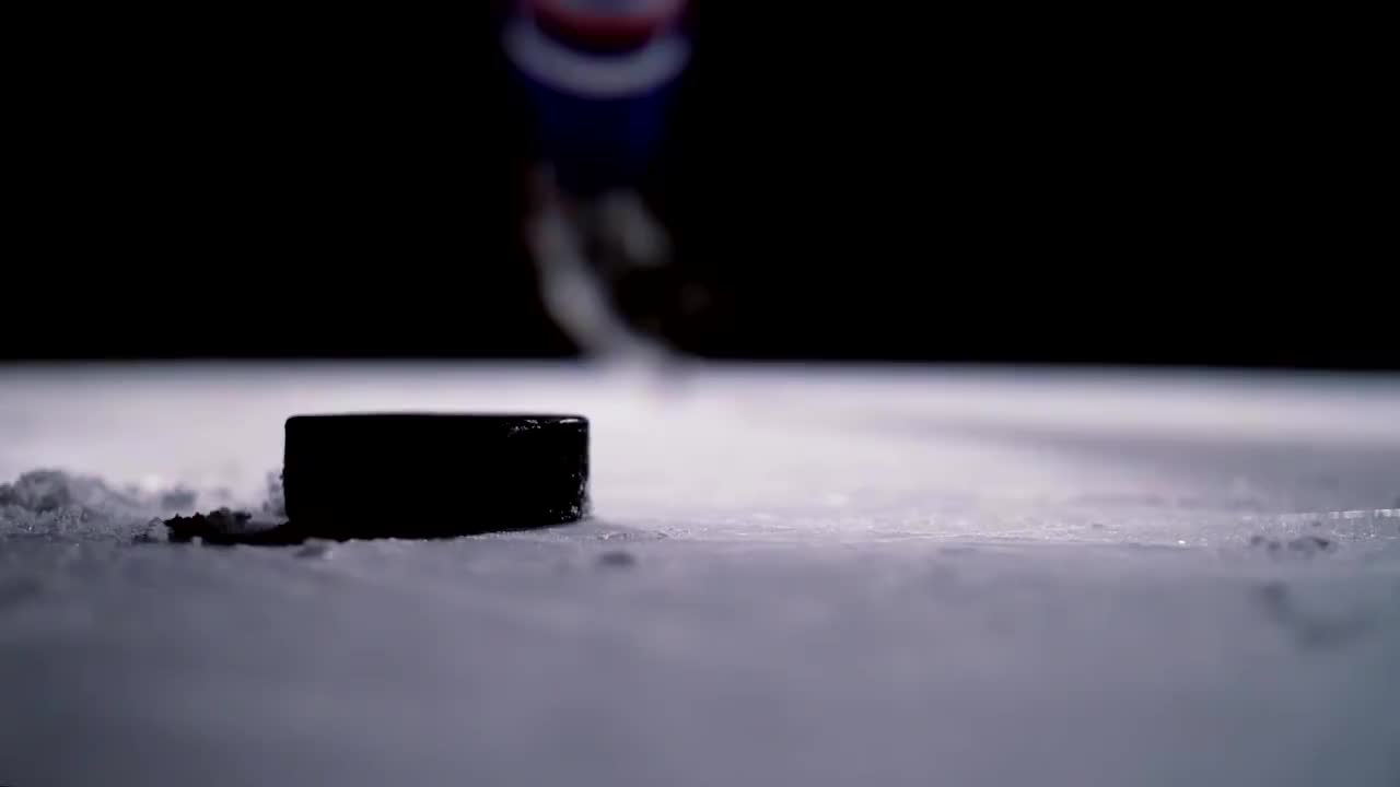 职业冰球运动员在冰上赛场上射门。特写镜头。慢动作视频素材