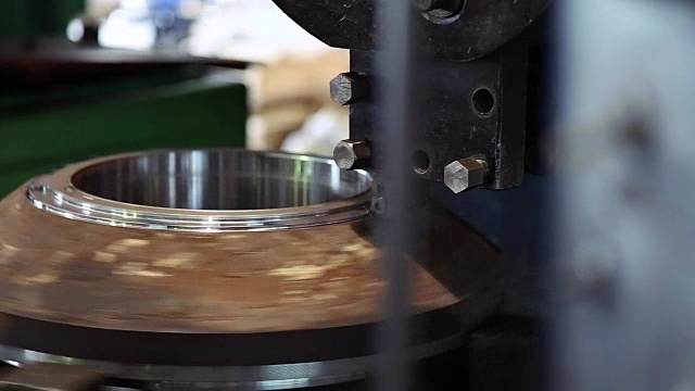 在机器上切割金属的过程视频素材