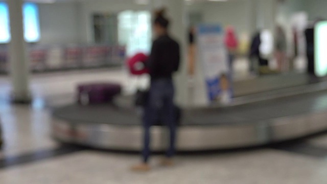 4k:机场行李传送带上的行李模糊不清视频素材