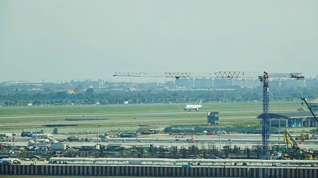 机场起重机在大型建筑工地工作的时间间隔。视频下载