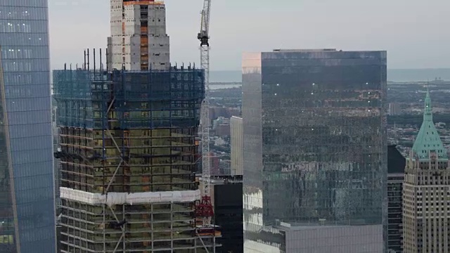放大拍摄的一个工人爬上起重机在3世界贸易中心建筑工地视频下载