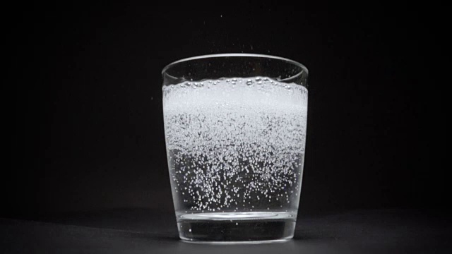 矿泉水在一个透明的玻璃慢动作视频素材