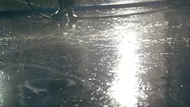 在车间洗车-水滴在混凝土上视频下载