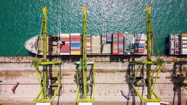 鸟瞰新加坡工业港口与集装箱船视频素材
