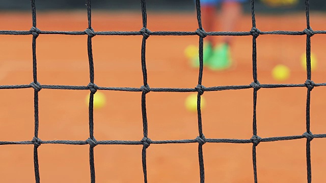 成年男子练习打网球视频素材