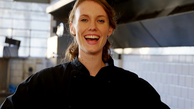 女厨师站在商用厨房里，4k视频素材