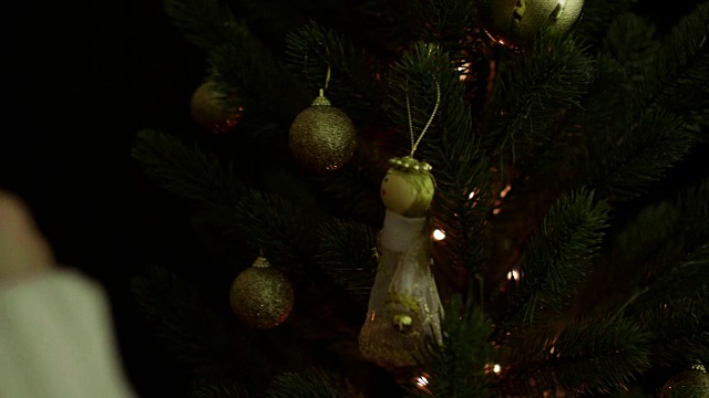 用散景灯装饰圣诞树的女人视频素材