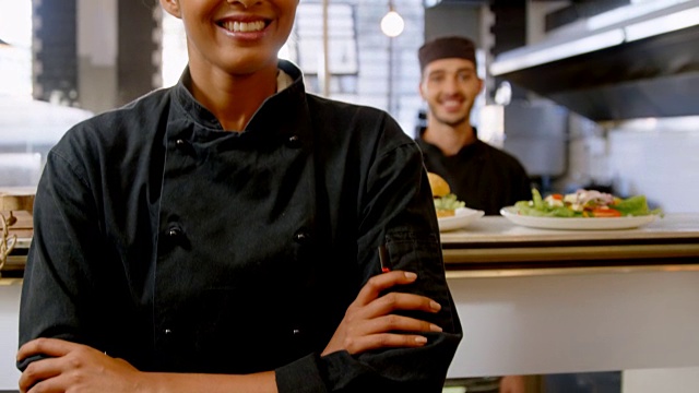 女厨师微笑在商业厨房4k视频素材