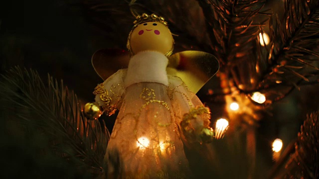 圣诞树上的圣诞装饰用散景灯视频素材