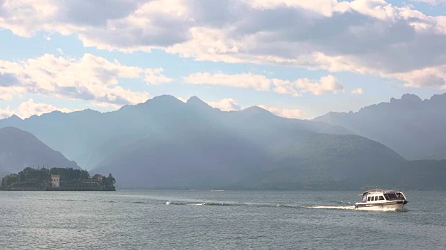 马焦雷湖和阿尔卑斯山，夏天。视频下载