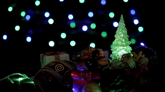 圣诞礼盒，球和圣诞树与彩色闪烁的散焦灯视频素材