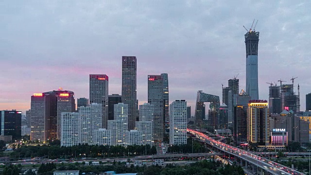 T/L PAN鸟瞰图北京CBD区域，黄昏到夜晚的过渡视频素材