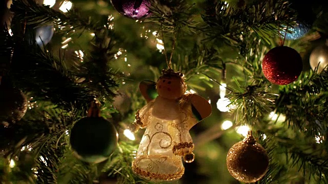 圣诞树上的圣诞装饰品视频素材
