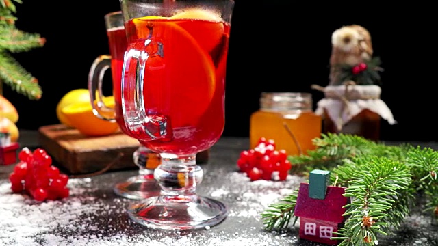 圣诞餐桌上的热葡萄酒视频素材