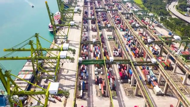 鸟瞰新加坡工业港口与集装箱船视频素材