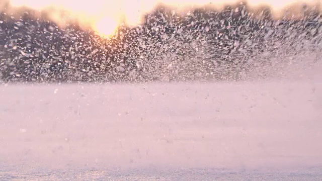 4K滑冰者在镜头前滑行，喷冰，慢镜头视频素材
