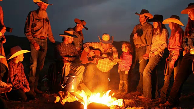 篝火歌唱与牛仔和女牛仔在晚上视频下载