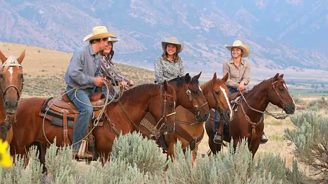 马背上的牛仔和女牛仔视频素材