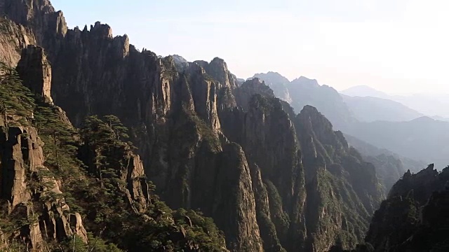 黄山(也称黄山)的山脉和峡谷景观视频下载