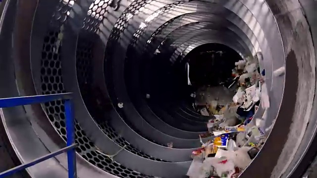 垃圾分类机在垃圾回收厂工作。视频素材