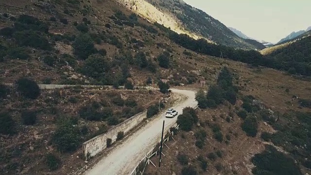 俯视图汽车吉普车沿着蜿蜒的山路在暑假视频素材