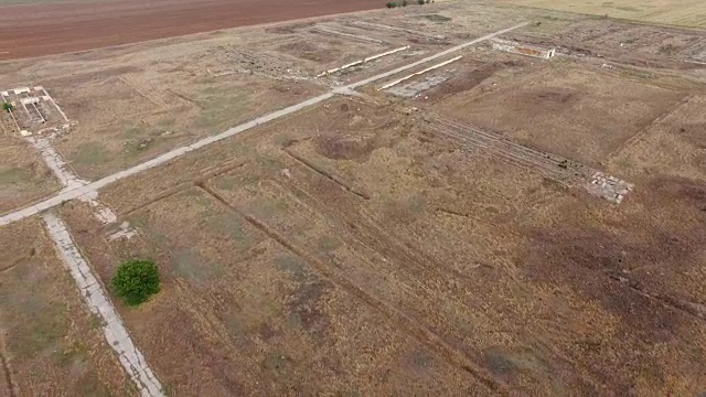 天线:废弃的农场建筑和破碎的混凝土道路视频素材