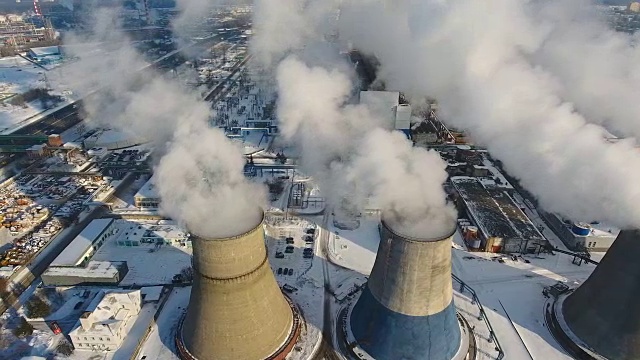 工业工厂的烟囱向空中冒烟。空气污染的概念。视频素材