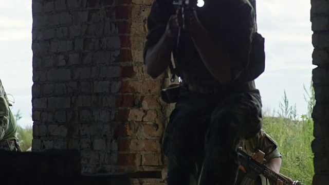 一群武装士兵进入毁坏的房子视频素材