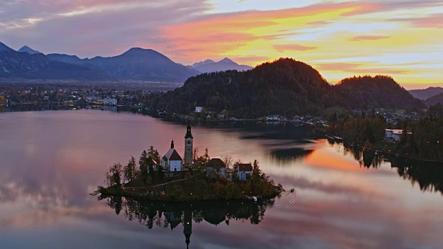 斯洛文尼亚，日出时著名的放血湖，无人机拍摄视频下载