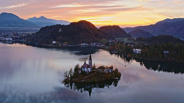 斯洛文尼亚，日出时著名的放血湖，无人机拍摄视频下载