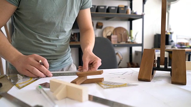 木匠在他的工作室里制作一件木制品。视频素材