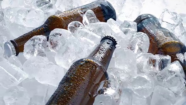 旋转冰块中的啤酒视频素材