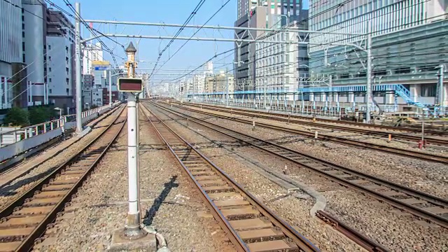 4k Zoomout东京火车和交通灯的延时视频素材