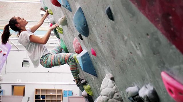攀岩墙上的健身女人视频素材