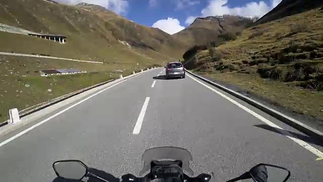 一名骑自行车的人在瑞士福尔卡山口公路上行驶视频下载