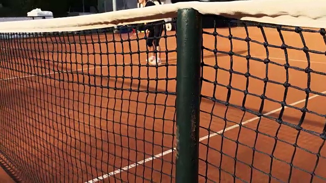 活跃的成熟女子打网球视频素材